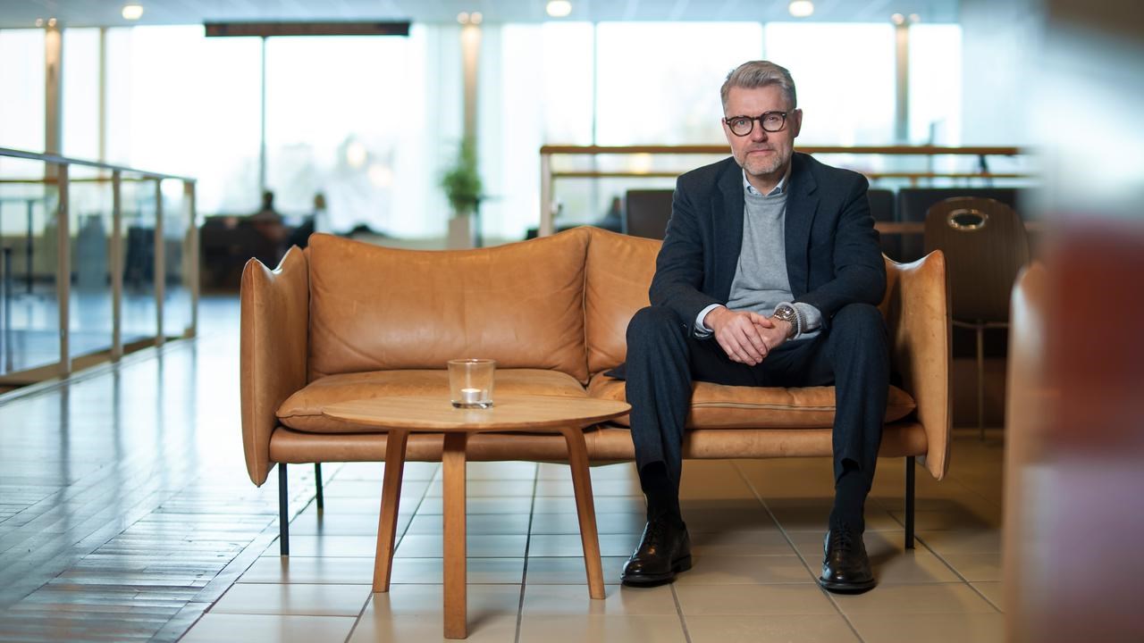 Man sitter p&aring; soffa