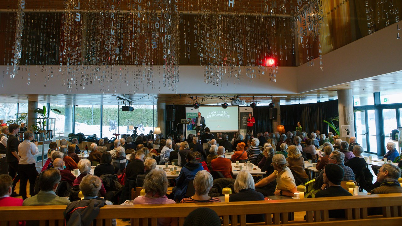 Fika efter en forskareVi bjuder på kunskap och fika. Populärvetenskapliga live-sända seminarier ger dig möjlighet att ta del av spännande medicinsk forskning.