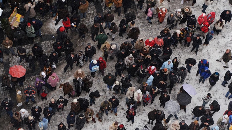 En stor grupp människor som står i snön.