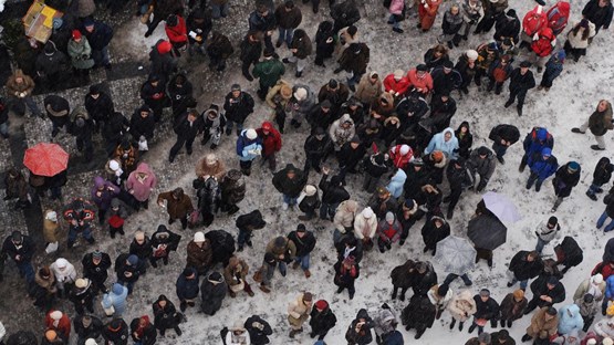 En stor grupp människor som står i snön.