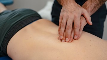 Patient som blir undersökt av en sjukgymnast