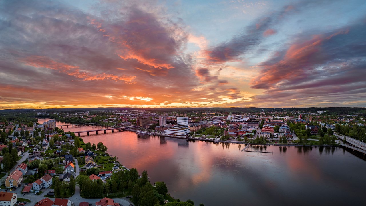 Panoramavy över Umeå stad och älven.