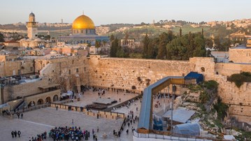 Översiktsbild på gamla stan i Jerusalem där klagomuren syns i förgrunden och Klippmoskén bakom. 