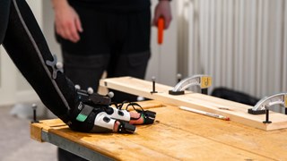 Motion capture, en man står vid ett slöjdbord.