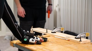 Motion capture, en man står vid ett slöjdbord.