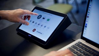 Person som använder tekniken på skärm i Learning Lab