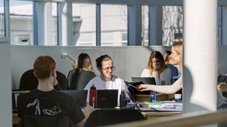 Umeå Universitet, Samhällsvetarhuset. Studenter pluggar.