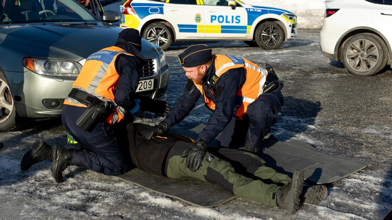 Polisstudenter p&aring; &ouml;vning, trafikolycka