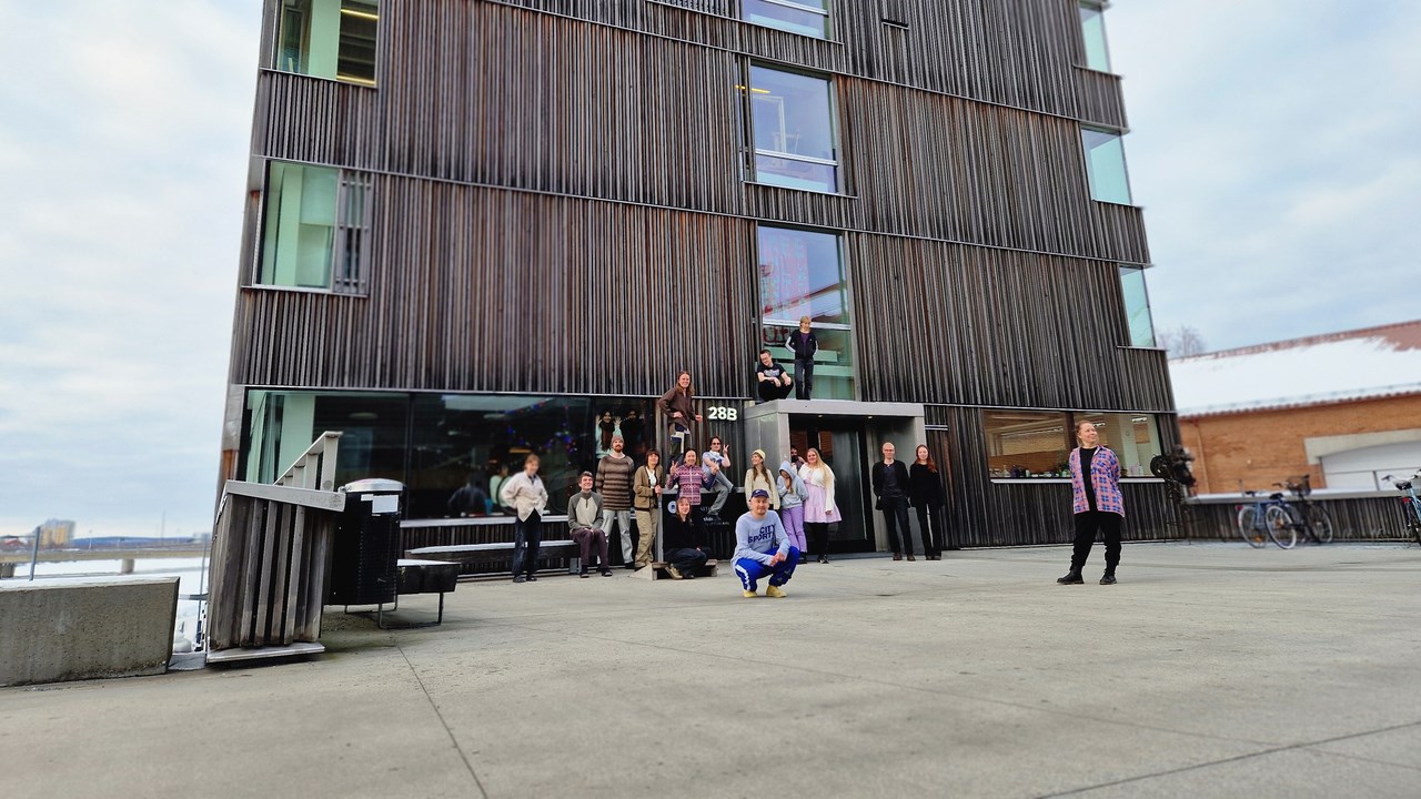 Studenter utanför Konsthögskolan