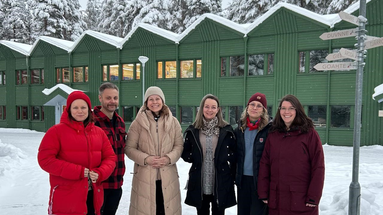 En grupp m&auml;nniskor som st&aring;r bredvid varandra i sn&ouml;n.