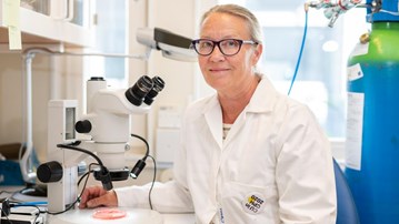 Maria Hedberg  vid mikroskopet