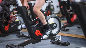 Äldre person som cyklar inomhus