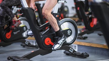 Äldre person som cyklar inomhus