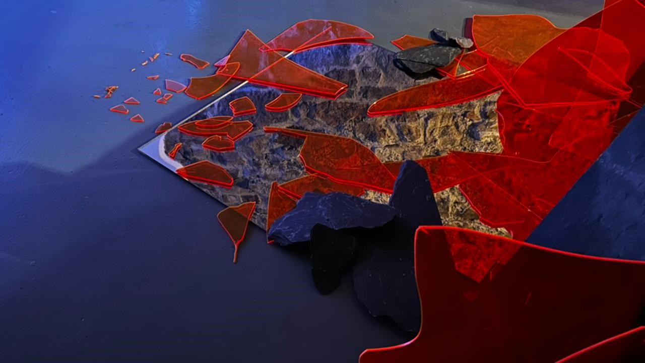 rött material på golv