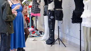 En grupp människor som står framför skyltdockor.