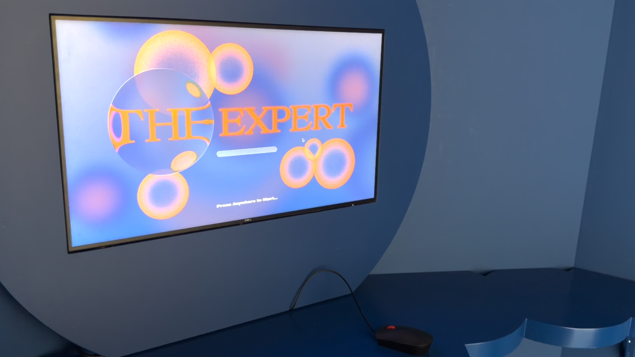 skärm med text 'the expert'