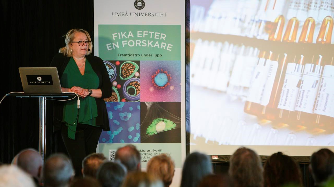Fika efter en forskareVi bjuder på kunskap och fika. Populärvetenskapliga live-sända seminarier ger dig möjlighet att ta del av spännande medicinsk forskning.