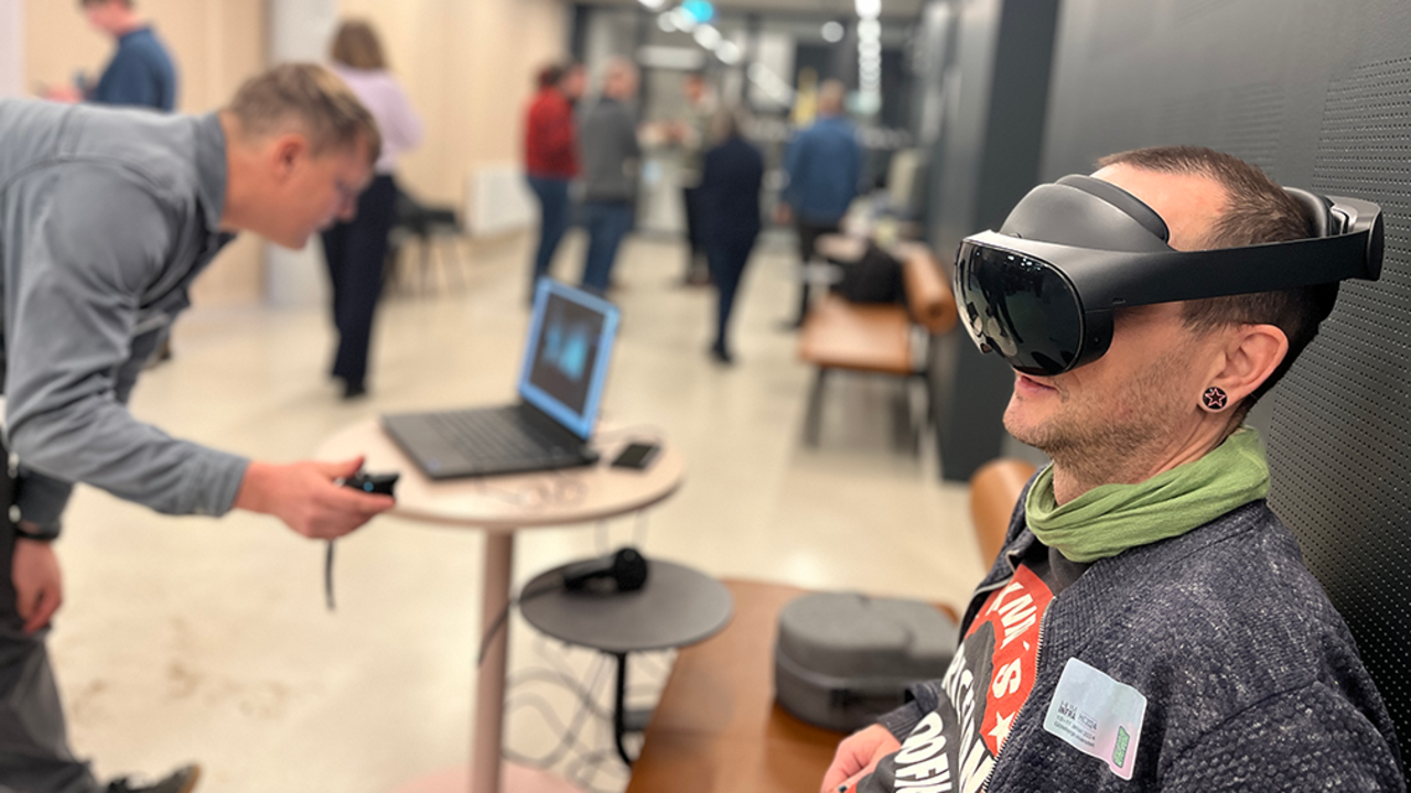 Person sitter med VR-glasögon