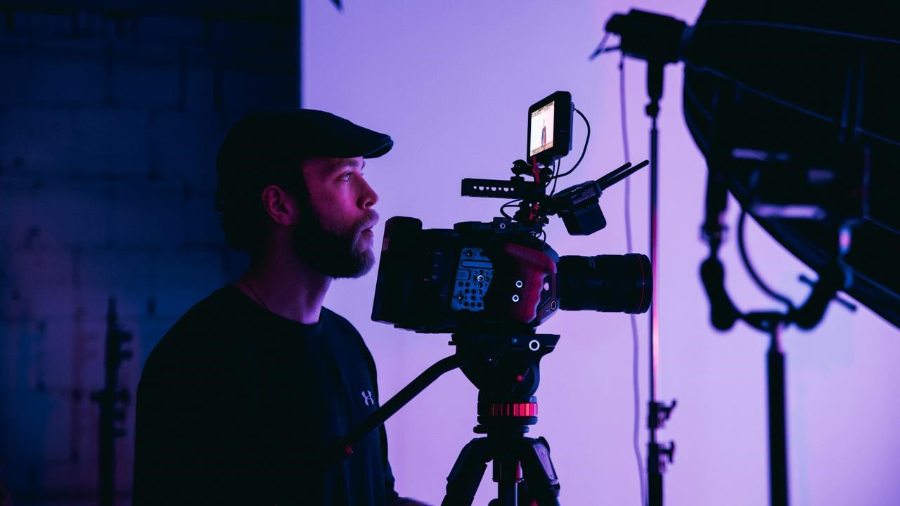 En man som står framför en kamera.