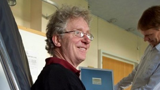 Professor Lars-Owe Koskinen gör en lumbalpunktion på professor Jan Malm, medan professor Anders Eklund studerar bilder i datorn.