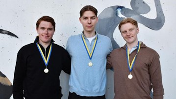 En grupp om tre män som står bredvid varandra.