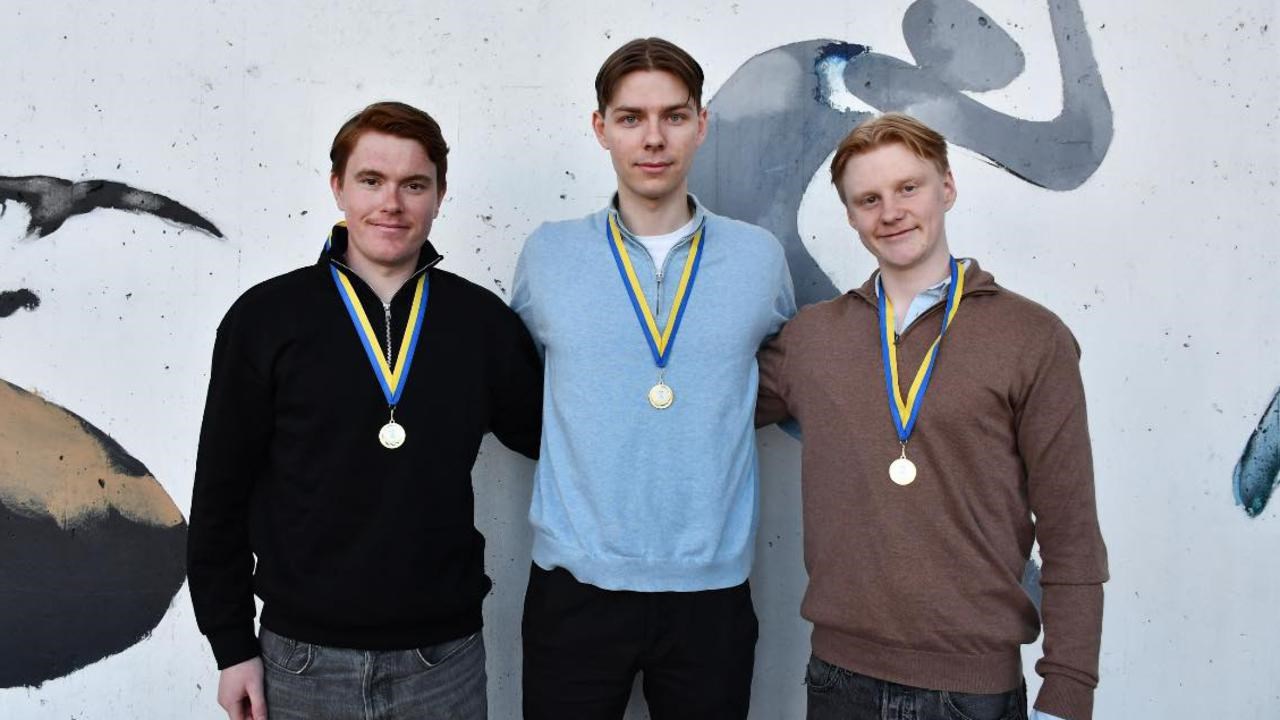 En grupp om tre m&auml;n som st&aring;r bredvid varandra.