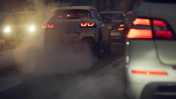 Foto på bilar i mörkret sedda bakifrån