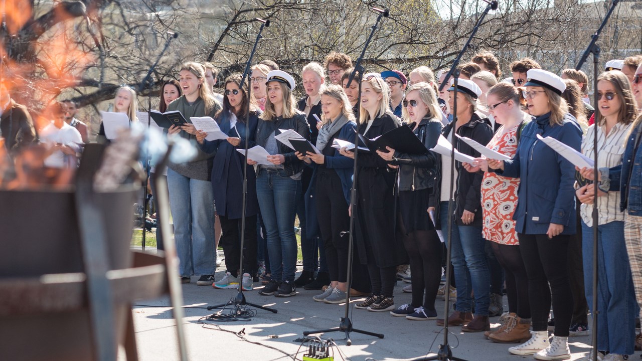 Studentkören uppträder på Valborg på campus 2019.