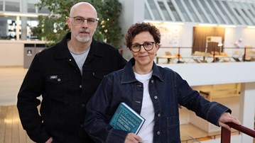 En man och en kvinna som står bredvid varandra.