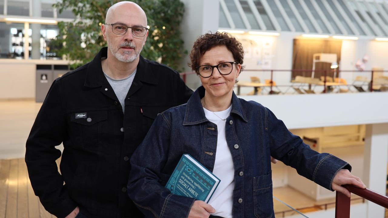 En man och en kvinna som st&aring;r bredvid varandra.