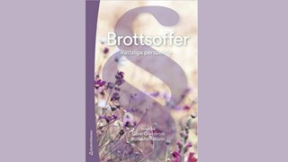 Bokomslag till boken Brottsoffer - Rättsliga perspektiv, bakgrunden är en äng med blommor i lila och ett stort paragraftecken ligger inbäddat i ängen.