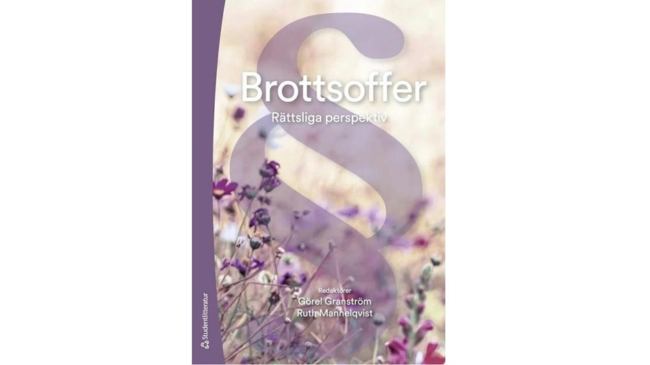 Bokomslag till boken Brottsoffer - Rättsliga perspektiv, bakgrunden är en äng med blommor i lila och ett stort paragraftecken ligger inbäddat i ängen. 