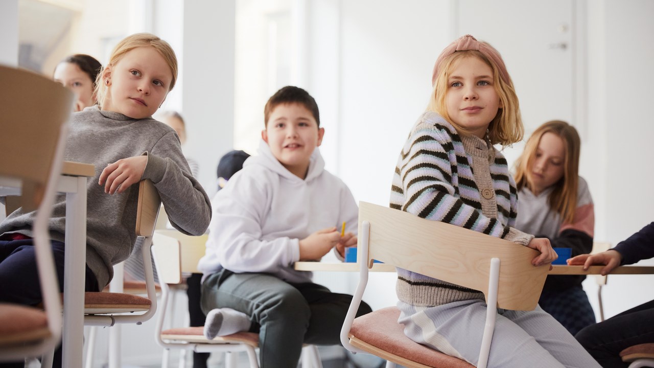 Skolelever i klassrum.