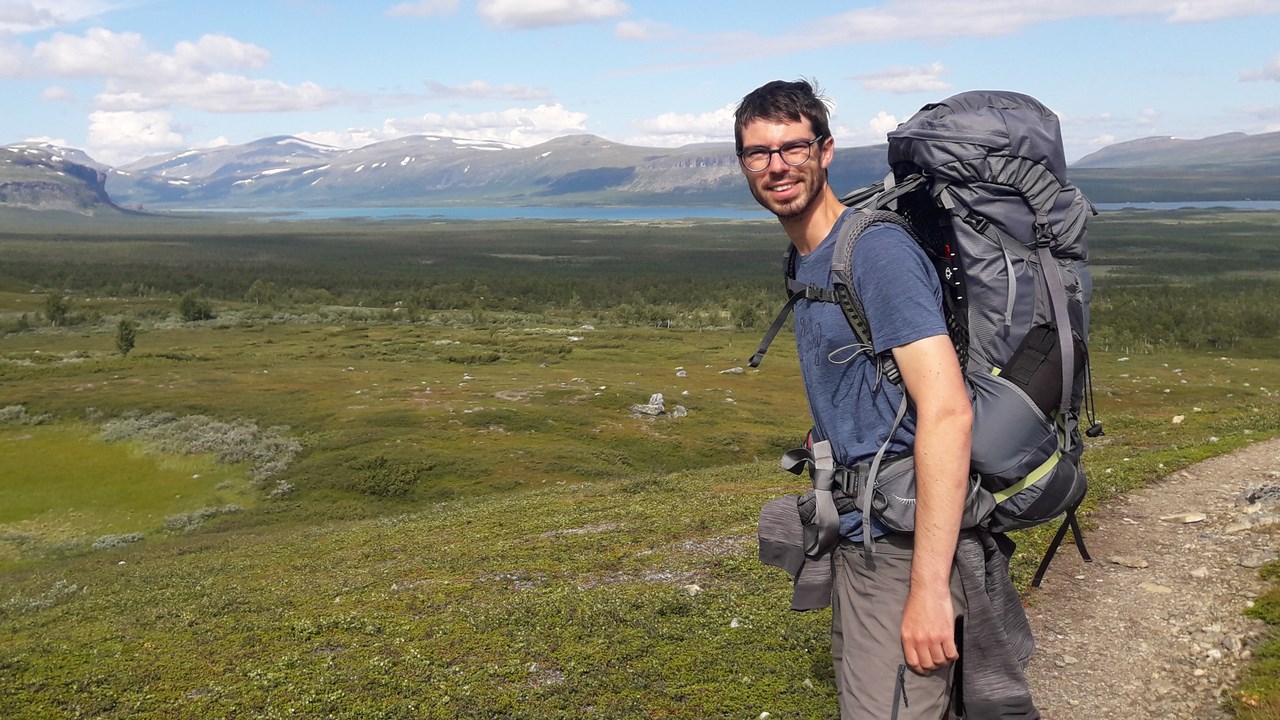 Adrien Heymans, 'EC' postdoktor i öppet landskap med berg i bakgrunden