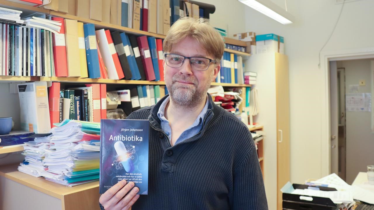 Portr&auml;tt p&aring; J&ouml;rgen Johansson som h&aring;ller i sin bok