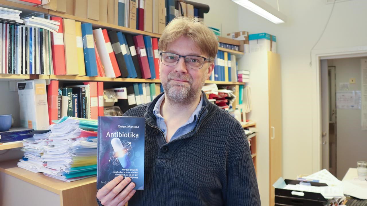 Portr&auml;tt p&aring; J&ouml;rgen Johansson som h&aring;ller i sin bok