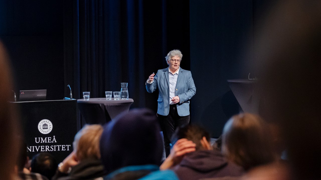 Anne L'Huillier på scenen i Aula Nordica.