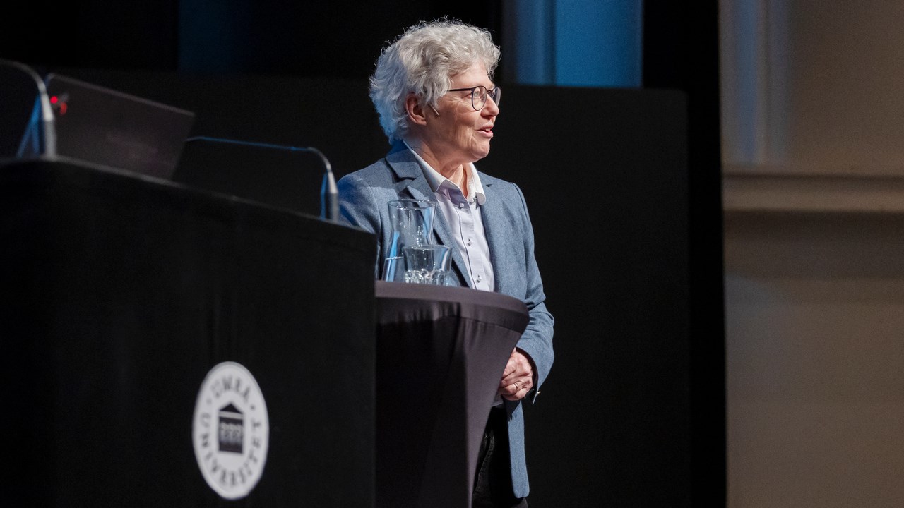 Anne L'Huillier på scenen i Aula Nordica.