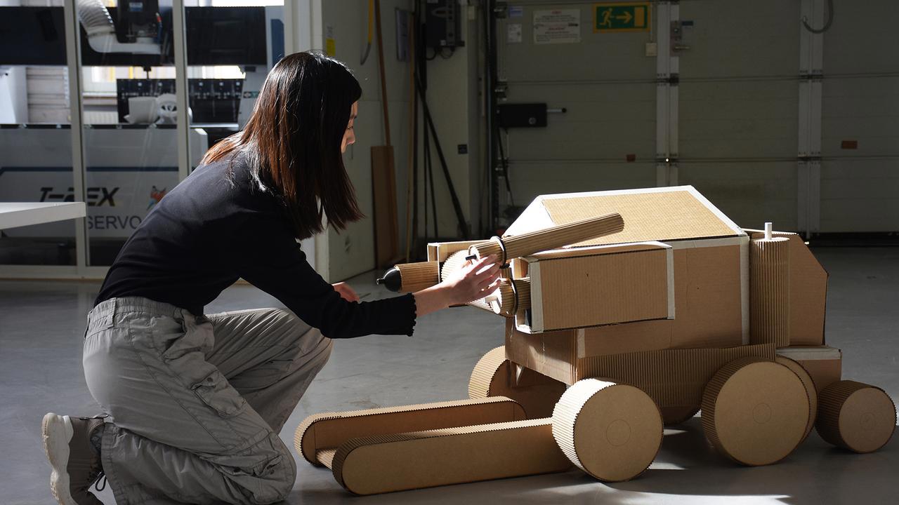 Jinying Cheng med en prototyp av sin design