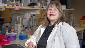 Forskaren Ellen Bushell i labbmiljö