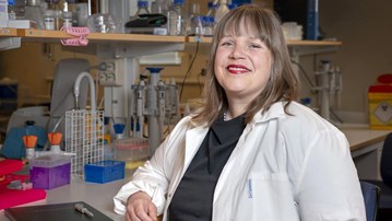 Forskaren Ellen Bushell i labbmiljö