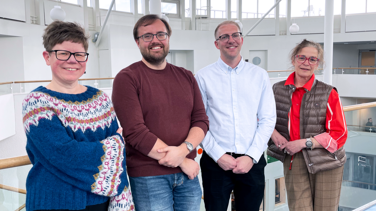 En grupp m&auml;nniskor som st&aring;r bredvid varandra.