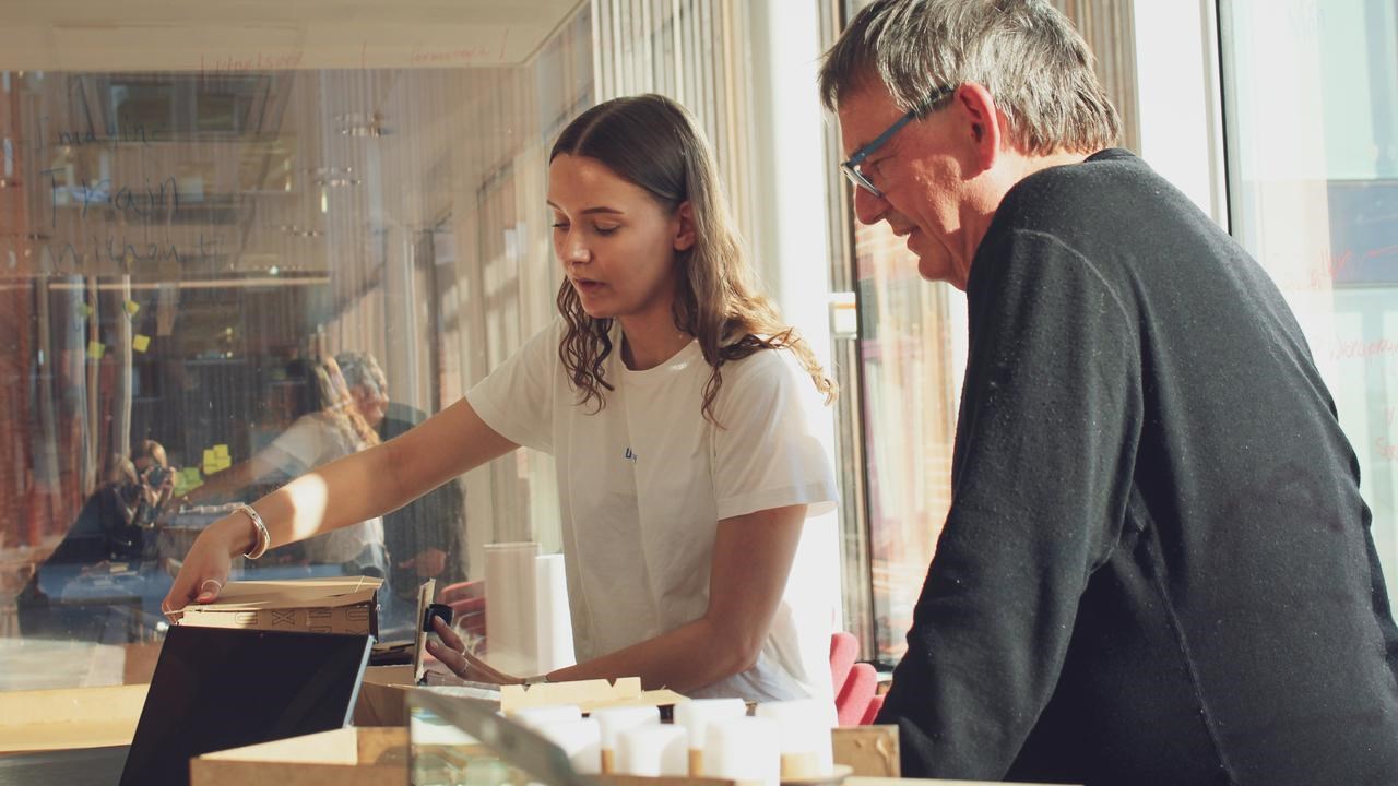 Isabelle Olsson bygger prototyper för Flow IV, ett examensprojekt utvecklat i samarbete med Getinge som undersöker hur anestesisystem kan utformas kring Total Intravenös Anestesi (TIVA).