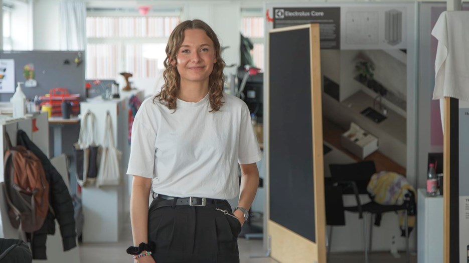 Porträtt på Designhögskolestudenten Isabelle Olsson visar hennes examensarbete. Hon tar kandidatexamen i industridesign vt-23. Designhögskolestudenten Isabelle Olsson visar hennes examensarbete. Hon tar kandidatexamen i industridesign vt-23. Designhögskolestudenten Isabelle Olsson visar hennes examensarbete. Hon tar kandidatexamen i industridesign vt-23.