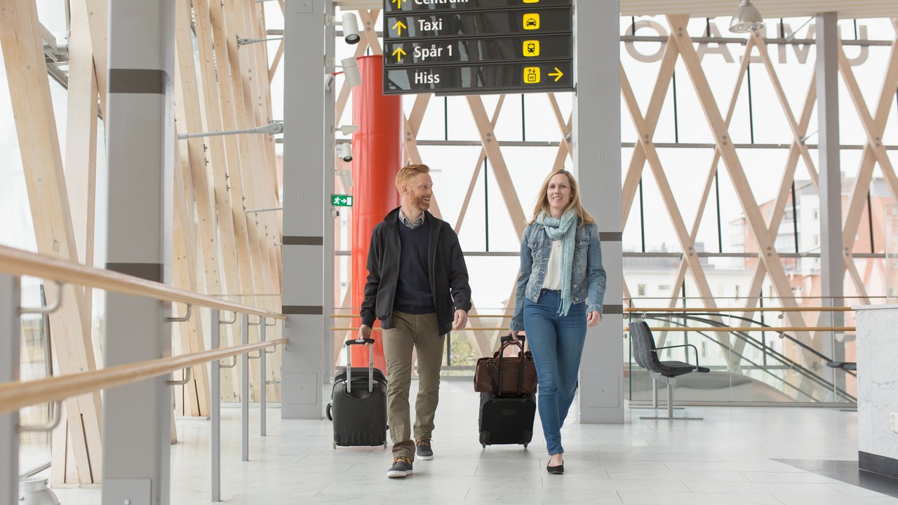 Personer som väntar på tåget på Östra station i Umeå.