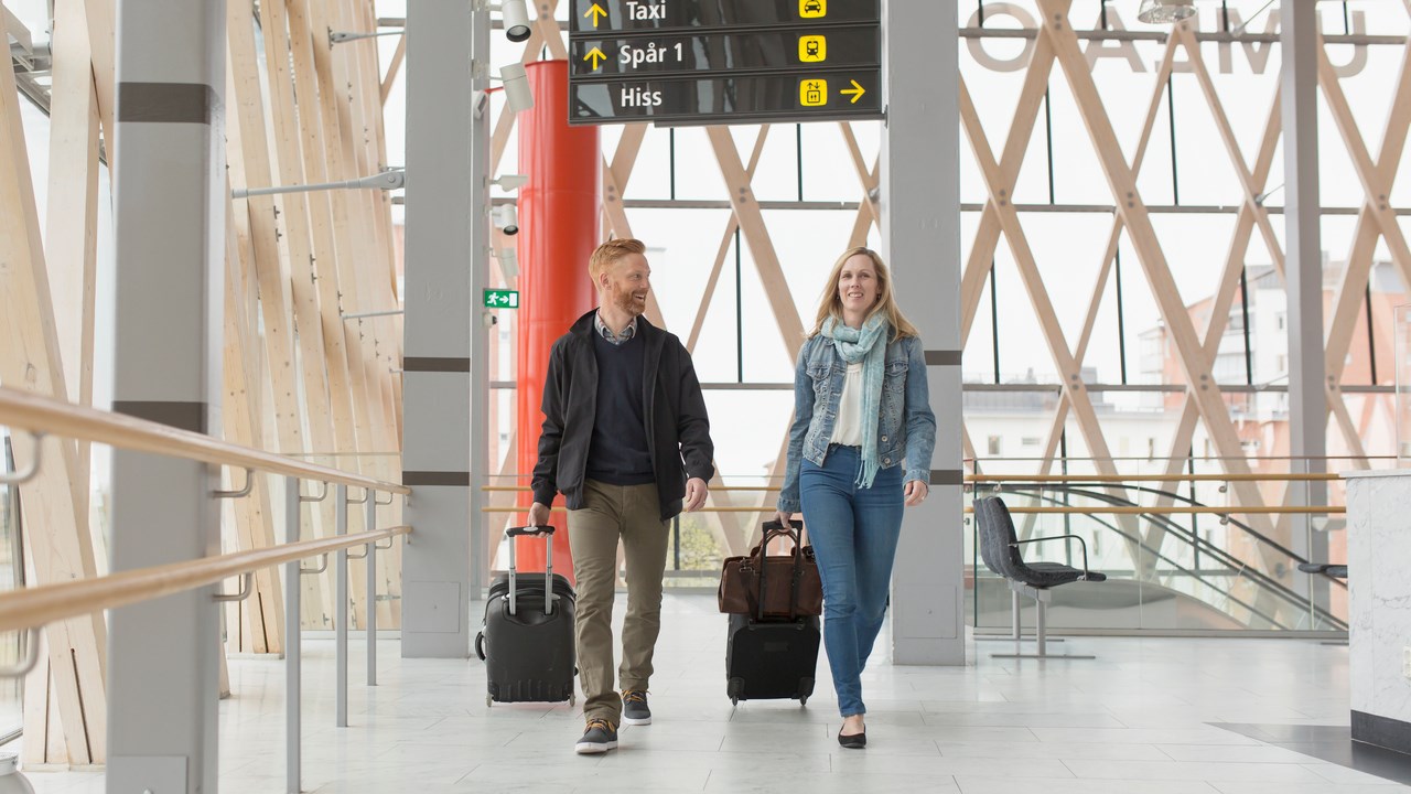 Personer som väntar på tåget på Östra station i Umeå.