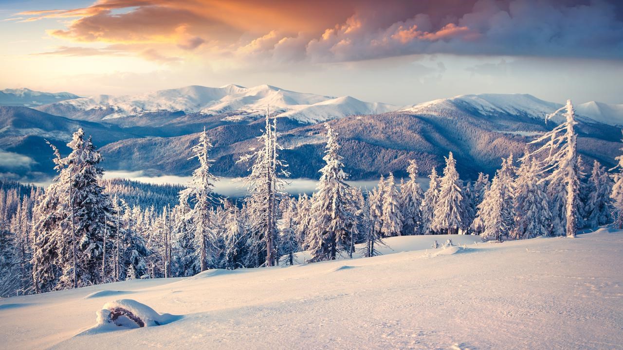 Färgstarkt vinterlandskap i soluppgång.
