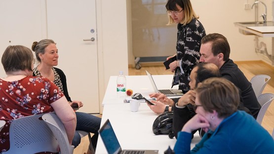 Studenter kring bord som diskuterar