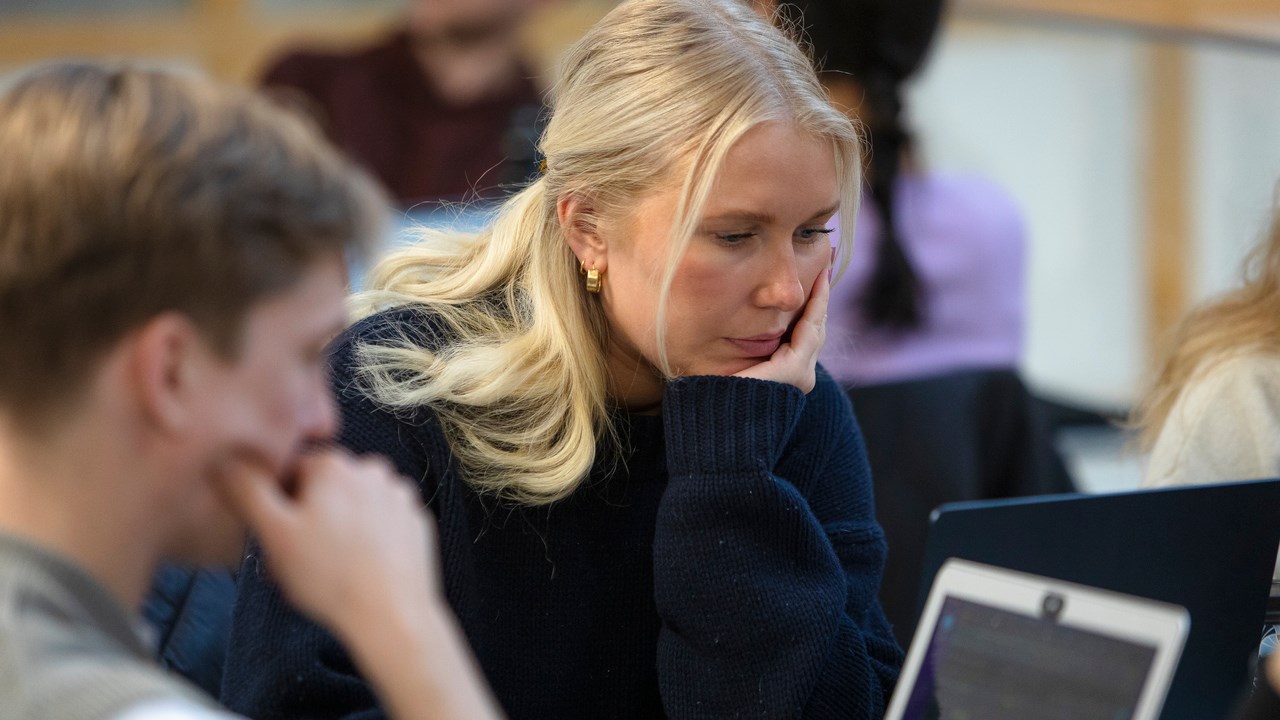 Studenter grupparbetar i MIT-huset