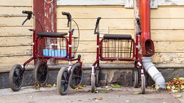 Två stycken parkerade rullatorer.